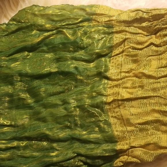 Beautiful Gold and Green Pattern Scarf - Picture 2 of 4